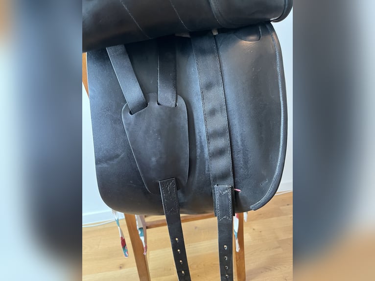 Wunderschöner Amerigo Vega Dressursattel 17 ''