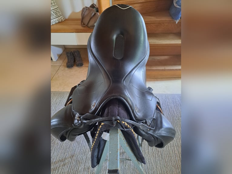 Zum Verkauf steht ein sehr  schönen und super bequemen Dressursattel Prestige X-Breath.