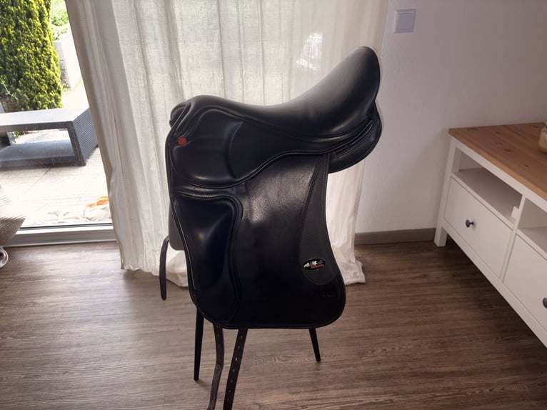 Karlslund Fjöður Sattel