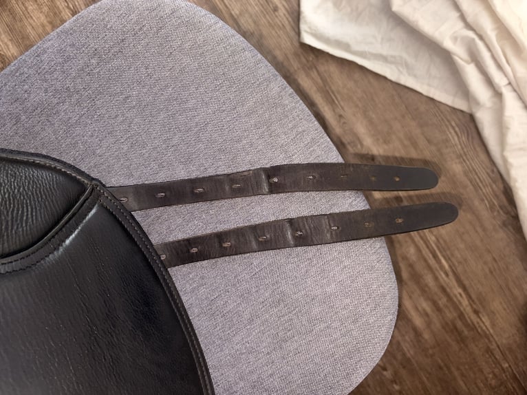 Karlslund Fjöður Sattel