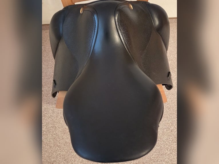 Sattel der Marke Cobra. Dressur, Gangpferd Sattel, 17 Zoll