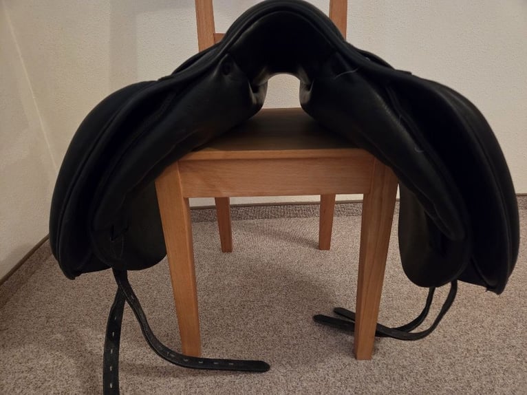 Sattel der Marke Cobra. Dressur, Gangpferd Sattel, 17 Zoll