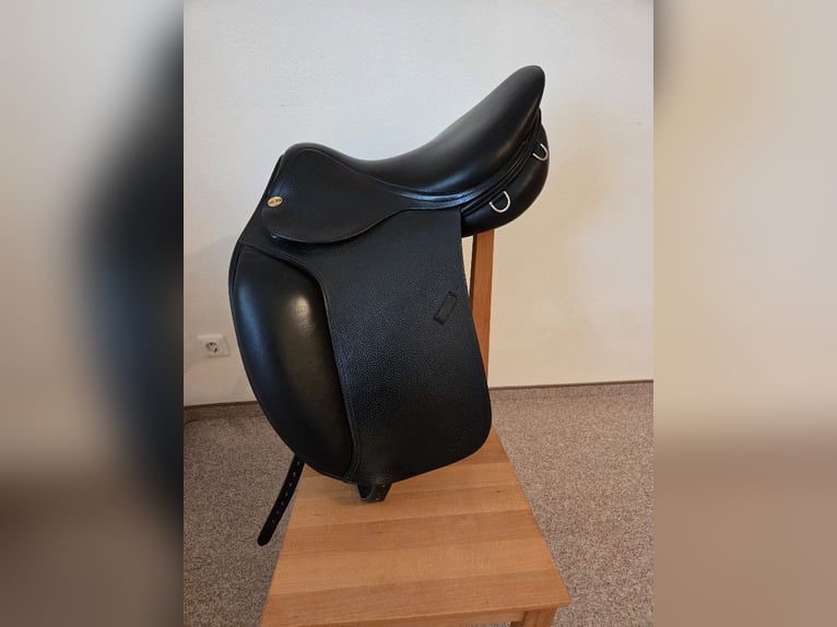 Sattel der Marke Cobra. Dressur, Gangpferd Sattel, 17 Zoll