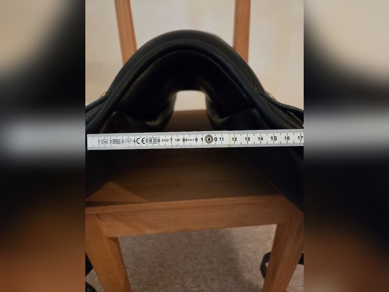 Sattel der Marke Cobra. Dressur, Gangpferd Sattel, 17 Zoll