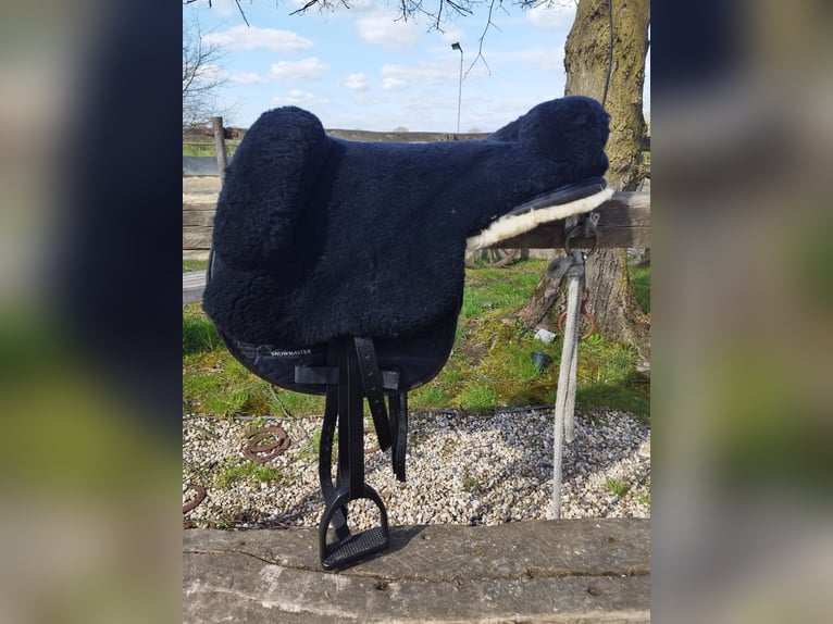Gepflegter Merino Lammfellsattel, Größe: Full/Warmblut