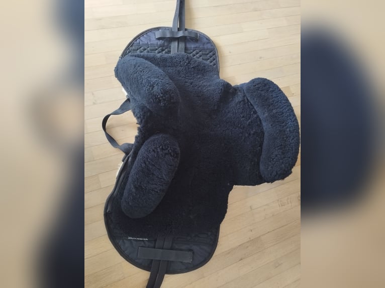 Gepflegter Merino Lammfellsattel, Größe: Full/Warmblut