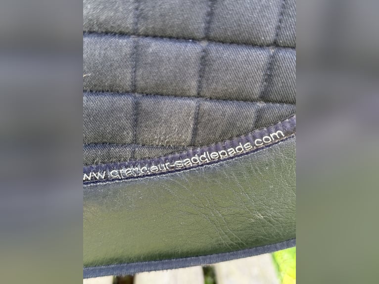 Grandeur Fellsattel Dressur mit Steigbügelaufhängung