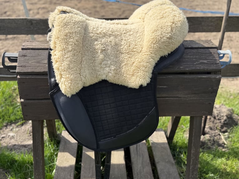 Grandeur Fellsattel Dressur mit Steigbügelaufhängung