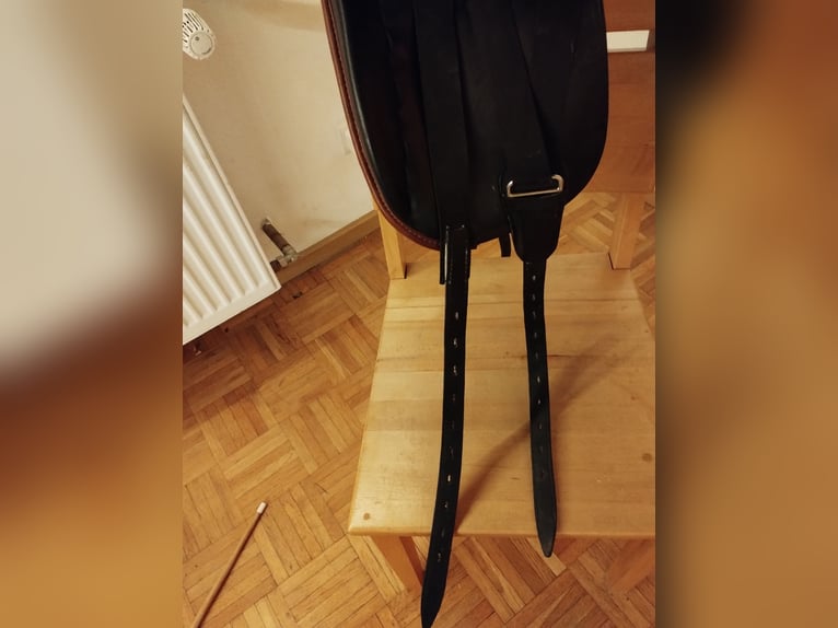 Maxhors Junior neuwertig 15 3/4 Ledersattel mit Wollstopfung 