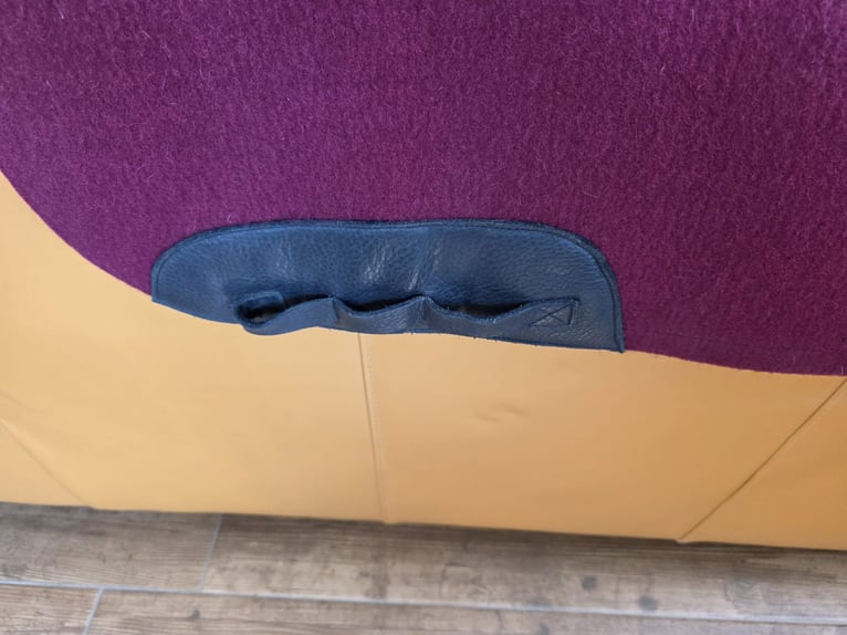 fast neuer Iberosattel mit Mohair-Schnürengurt und Filzpad