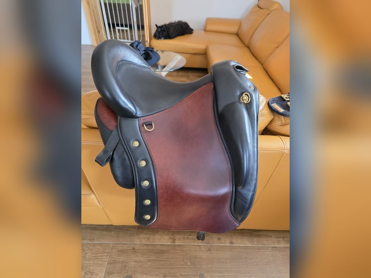 fast neuer Iberosattel mit Mohair-Schnürengurt und Filzpad