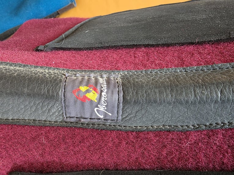fast neuer Iberosattel mit Mohair-Schnürengurt und Filzpad