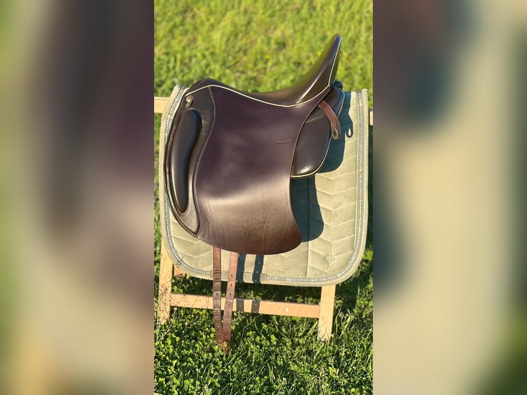 Schöner Iberosattel „Amazona Dressage Comfort 3000“ in 18.5 Zoll