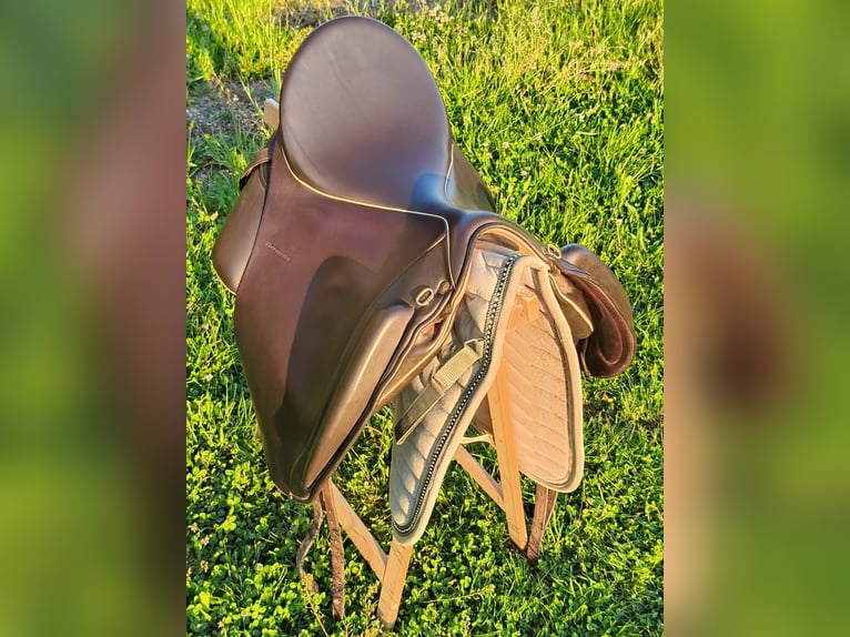Schöner Iberosattel „Amazona Dressage Comfort 3000“ in 18.5 Zoll