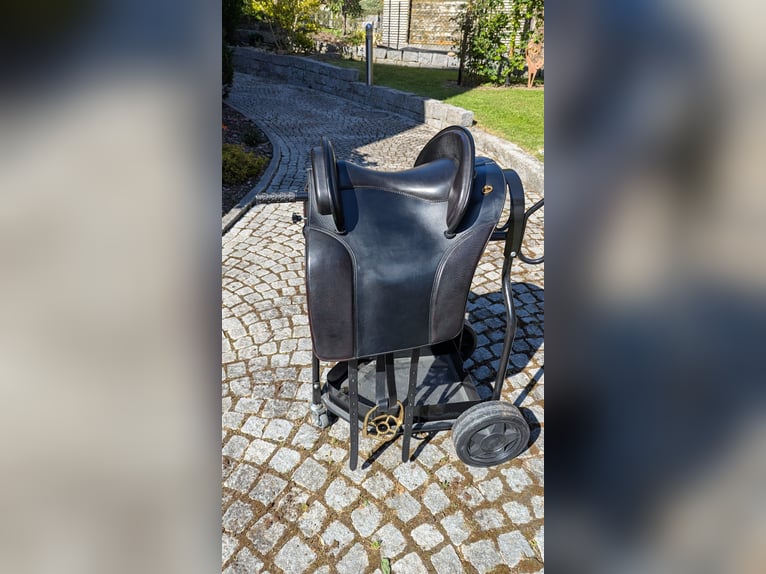 Schwarzer Barocksattel – sehr gepflegt, kaum genutzt, mit verstellbaren Pauschen