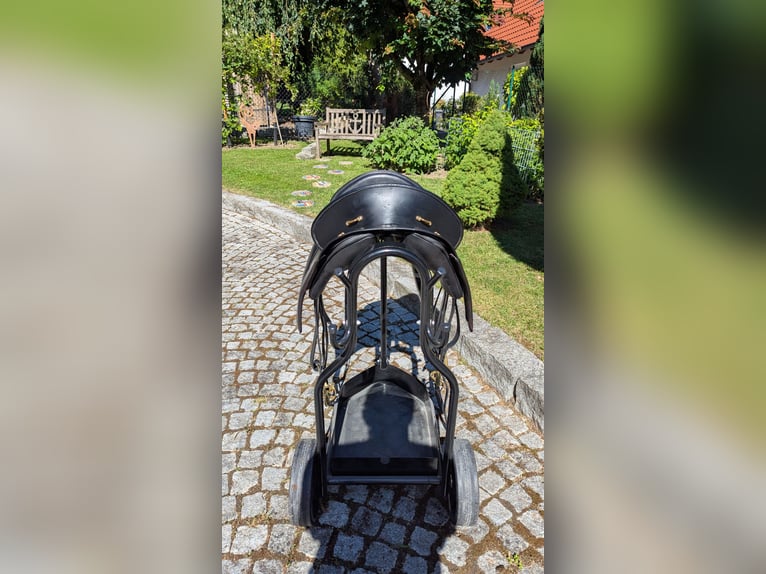 Schwarzer Barocksattel – sehr gepflegt, kaum genutzt, mit verstellbaren Pauschen