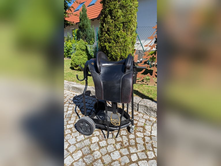 Schwarzer Barocksattel – sehr gepflegt, kaum genutzt, mit verstellbaren Pauschen