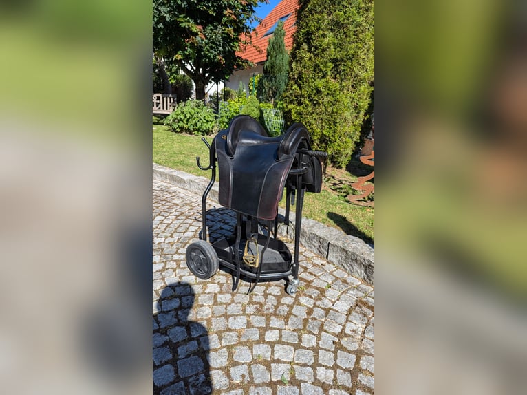 Schwarzer Barocksattel – sehr gepflegt, kaum genutzt, mit verstellbaren Pauschen