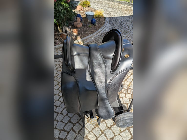Schwarzer Barocksattel – sehr gepflegt, kaum genutzt, mit verstellbaren Pauschen
