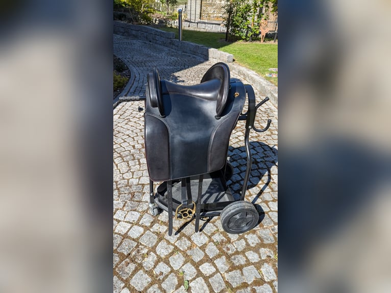 Schwarzer Barocksattel – sehr gepflegt, kaum genutzt, mit verstellbaren Pauschen