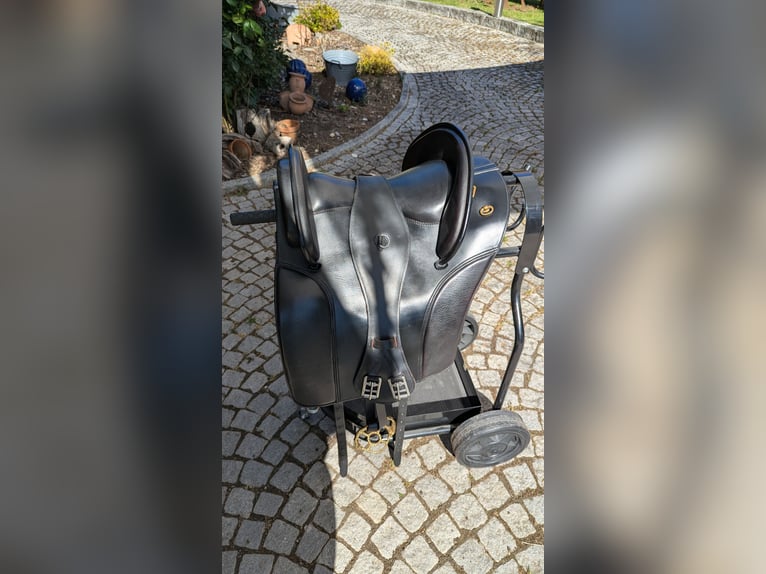 Schwarzer Barocksattel – sehr gepflegt, kaum genutzt, mit verstellbaren Pauschen