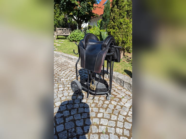 Schwarzer Barocksattel – sehr gepflegt, kaum genutzt, mit verstellbaren Pauschen