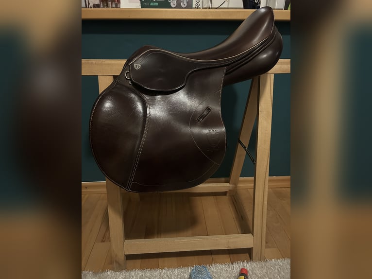 Bagual Marisa Springsattel braun mit weißen Ziernähten 2021/ 17"