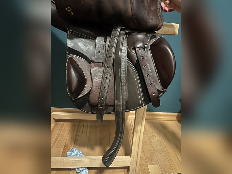 Bagual Marisa Springsattel braun mit weißen Ziernähten 2021/ 17"