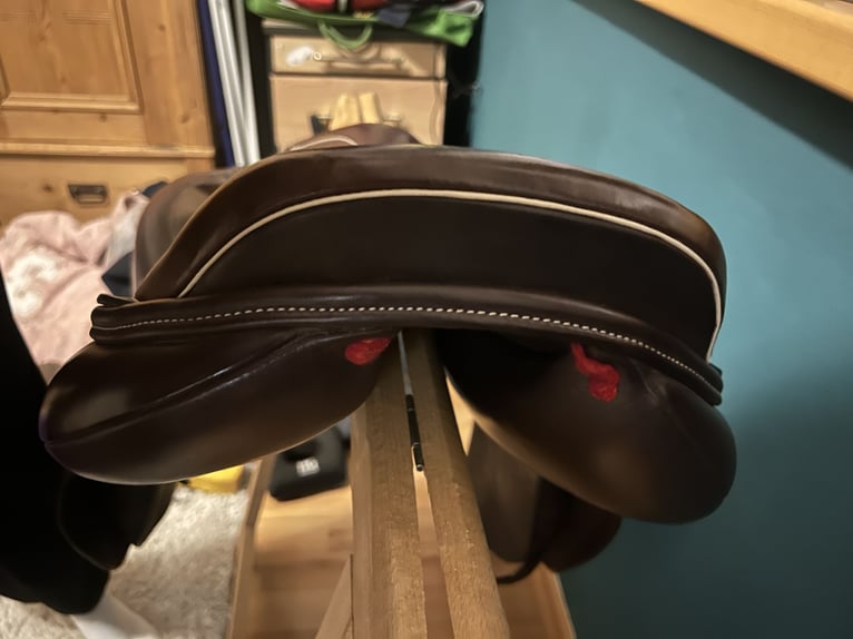 Bagual Marisa Springsattel braun mit weißen Ziernähten 2021/ 17"