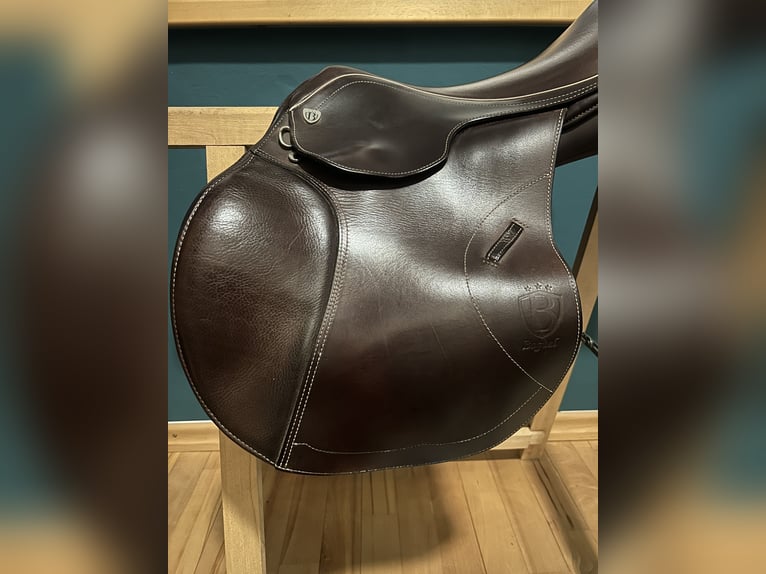 Bagual Marisa Springsattel braun mit weißen Ziernähten 2021/ 17"