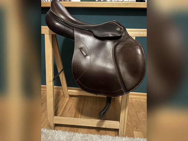 Bagual Marisa Springsattel braun mit weißen Ziernähten 2021/ 17"