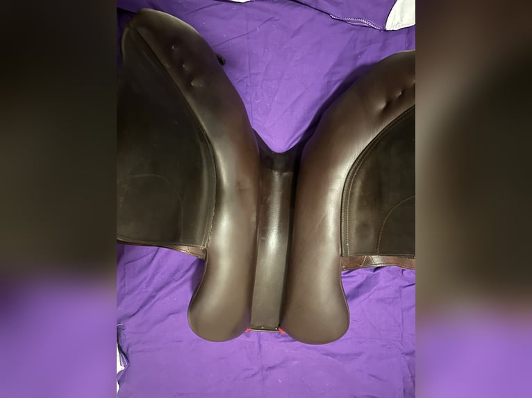 Bagual Marisa Springsattel braun mit weißen Ziernähten 2021/ 17"