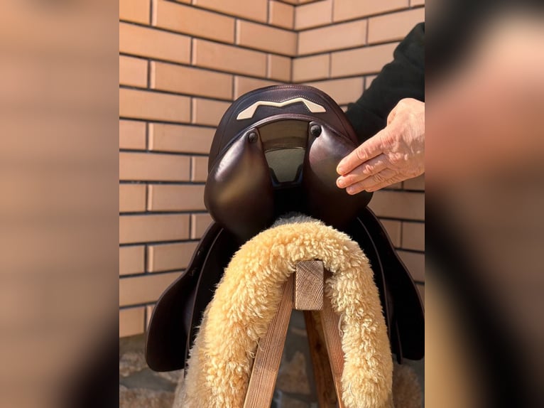 Eleganter 17” Ledersattel – Leistung, Komfort & zeitloser Stil