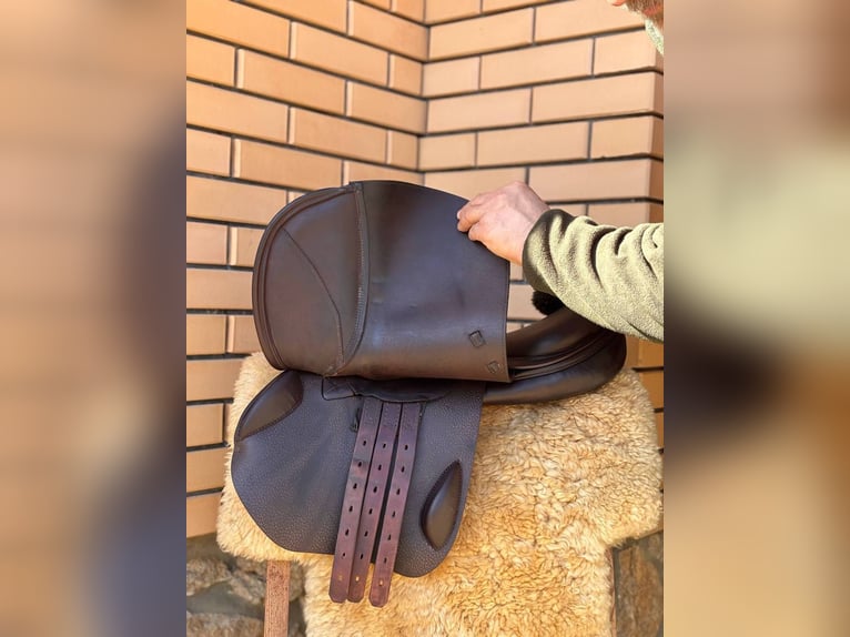 Eleganter 17” Ledersattel – Leistung, Komfort & zeitloser Stil