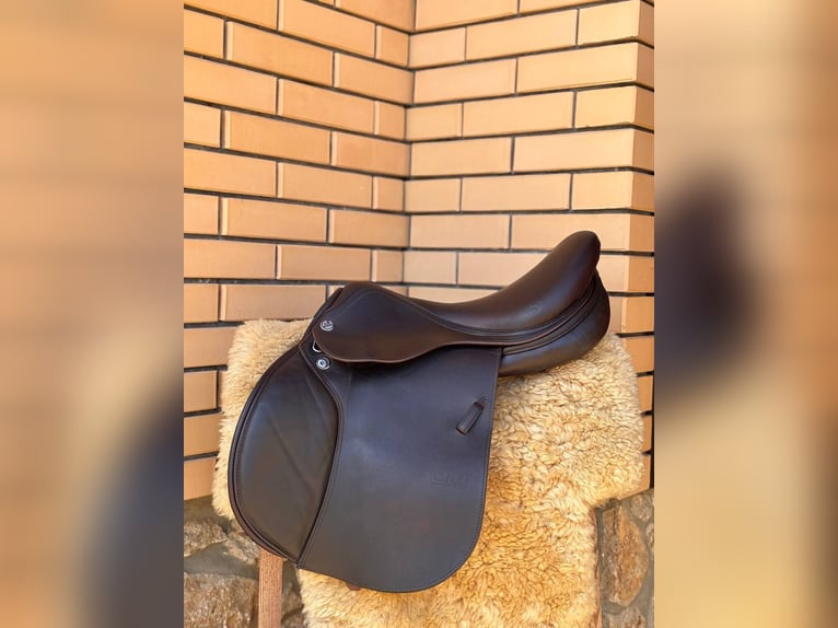 Eleganter 17” Ledersattel – Leistung, Komfort & zeitloser Stil