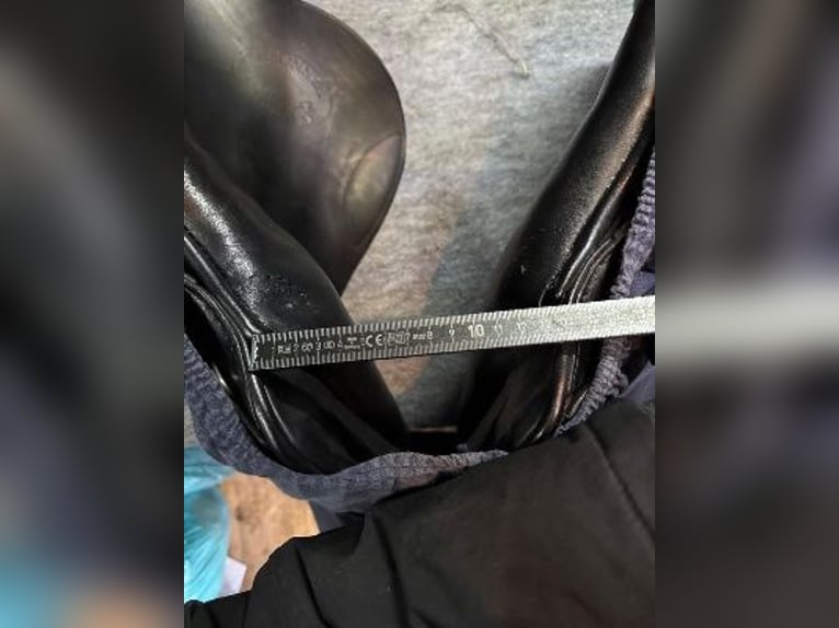 Gut erhaltener Springsattel v Passier 18 Zoll zu verkaufen!