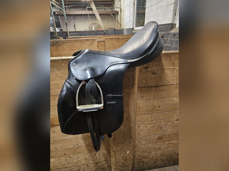 Gut erhaltener Springsattel v Passier 18 Zoll zu verkaufen!