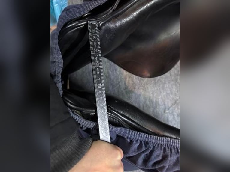 Gut erhaltener Springsattel v Passier 18 Zoll zu verkaufen!