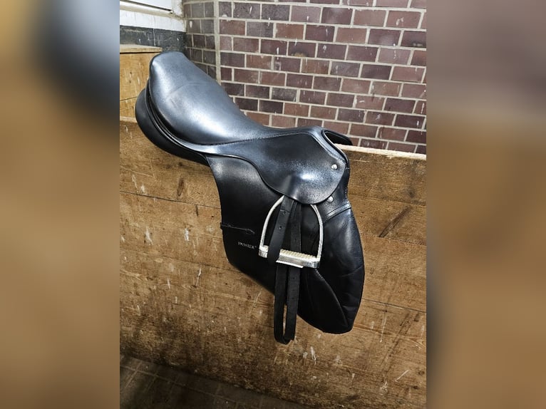 Gut erhaltener Springsattel v Passier 18 Zoll zu verkaufen!