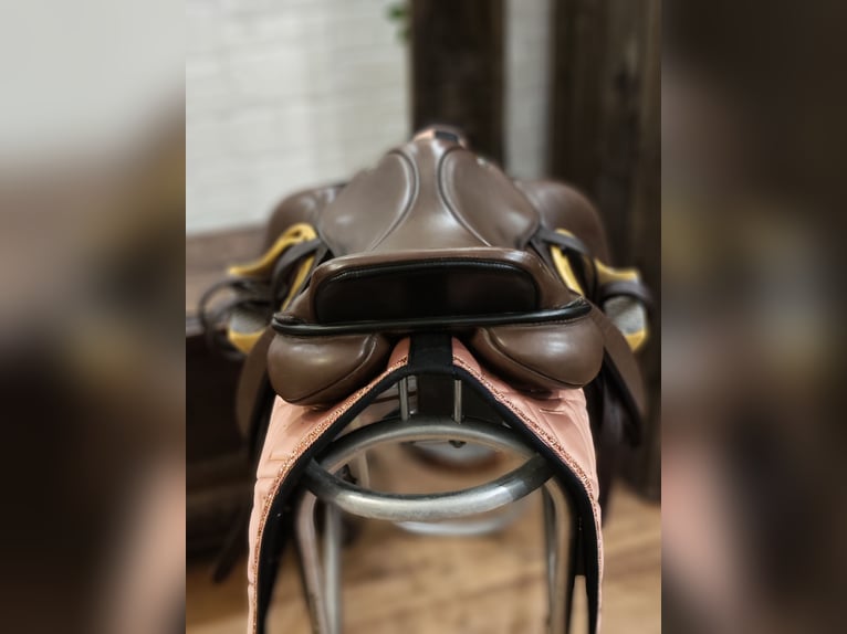 Hennig Springsattel 17,5 mittlere KW kurz braun 