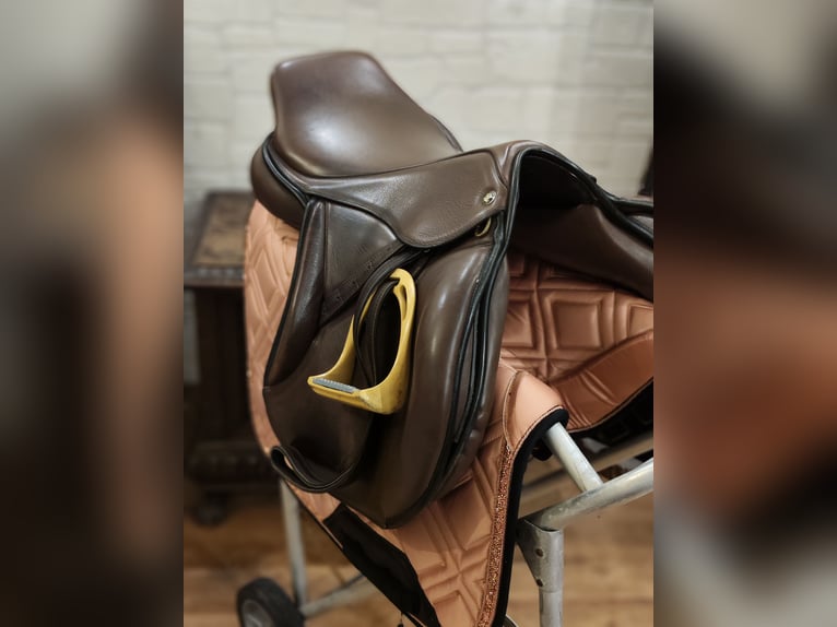 Hennig Springsattel 17,5 mittlere KW kurz braun 