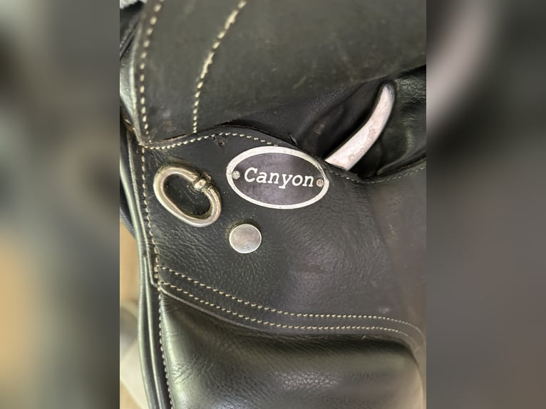 HKM Springsattel Canyon Leder schwarz 16,5" komplett mit Steigbügel, Gurt und weiterem Zubehör