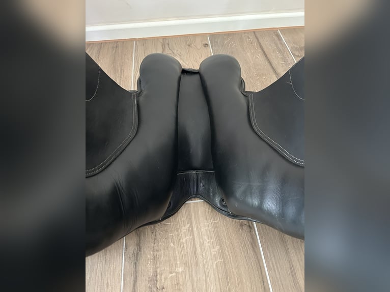 HKM Springsattel Canyon Leder schwarz 16,5" komplett mit Steigbügel, Gurt und weiterem Zubehör