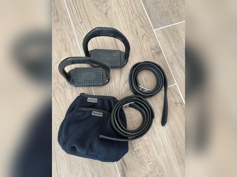 HKM Springsattel Canyon Leder schwarz 16,5" komplett mit Steigbügel, Gurt und weiterem Zubehör