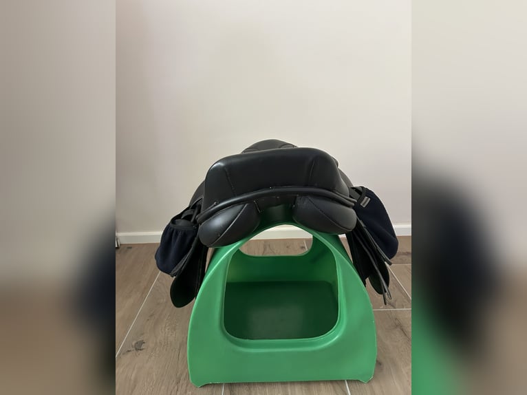 HKM Springsattel Canyon Leder schwarz 16,5" komplett mit Steigbügel, Gurt und weiterem Zubehör