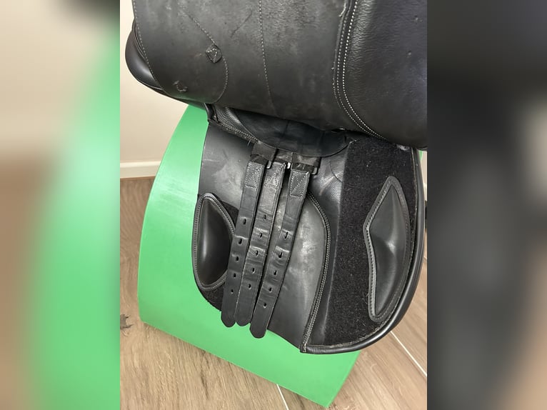 HKM Springsattel Canyon Leder schwarz 16,5" komplett mit Steigbügel, Gurt und weiterem Zubehör
