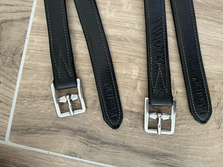 HKM Springsattel Canyon Leder schwarz 16,5" komplett mit Steigbügel, Gurt und weiterem Zubehör