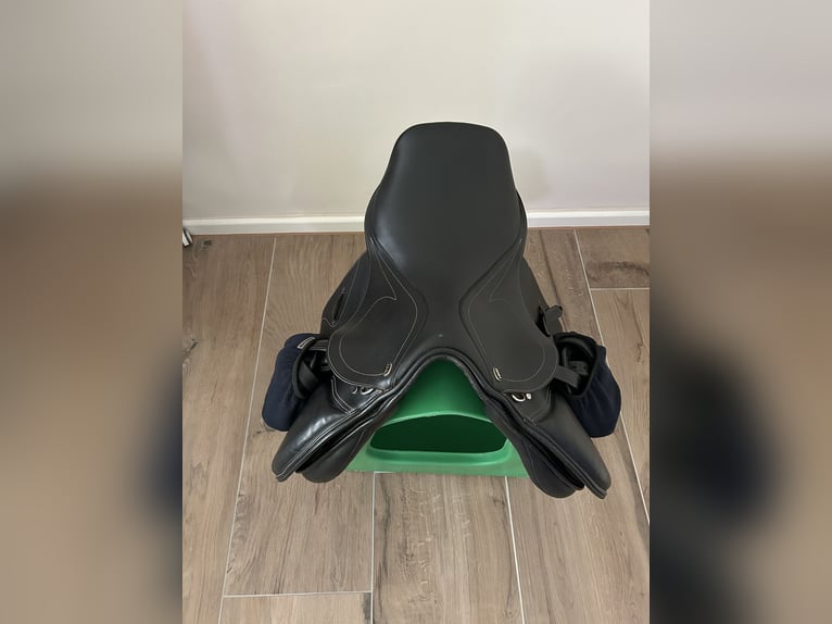 HKM Springsattel Canyon Leder schwarz 16,5" komplett mit Steigbügel, Gurt und weiterem Zubehör