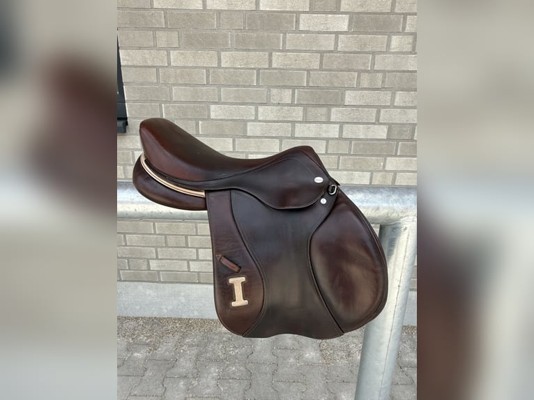 Ikonic Elite Line V2 Spring-Sattel braun - 17,5" | inkl. Sattelschoner