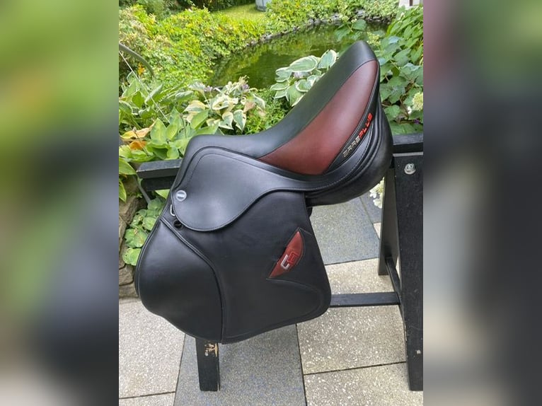 Neuwertiger Springsattel, Erre Plus, schwarz, 17 Zoll